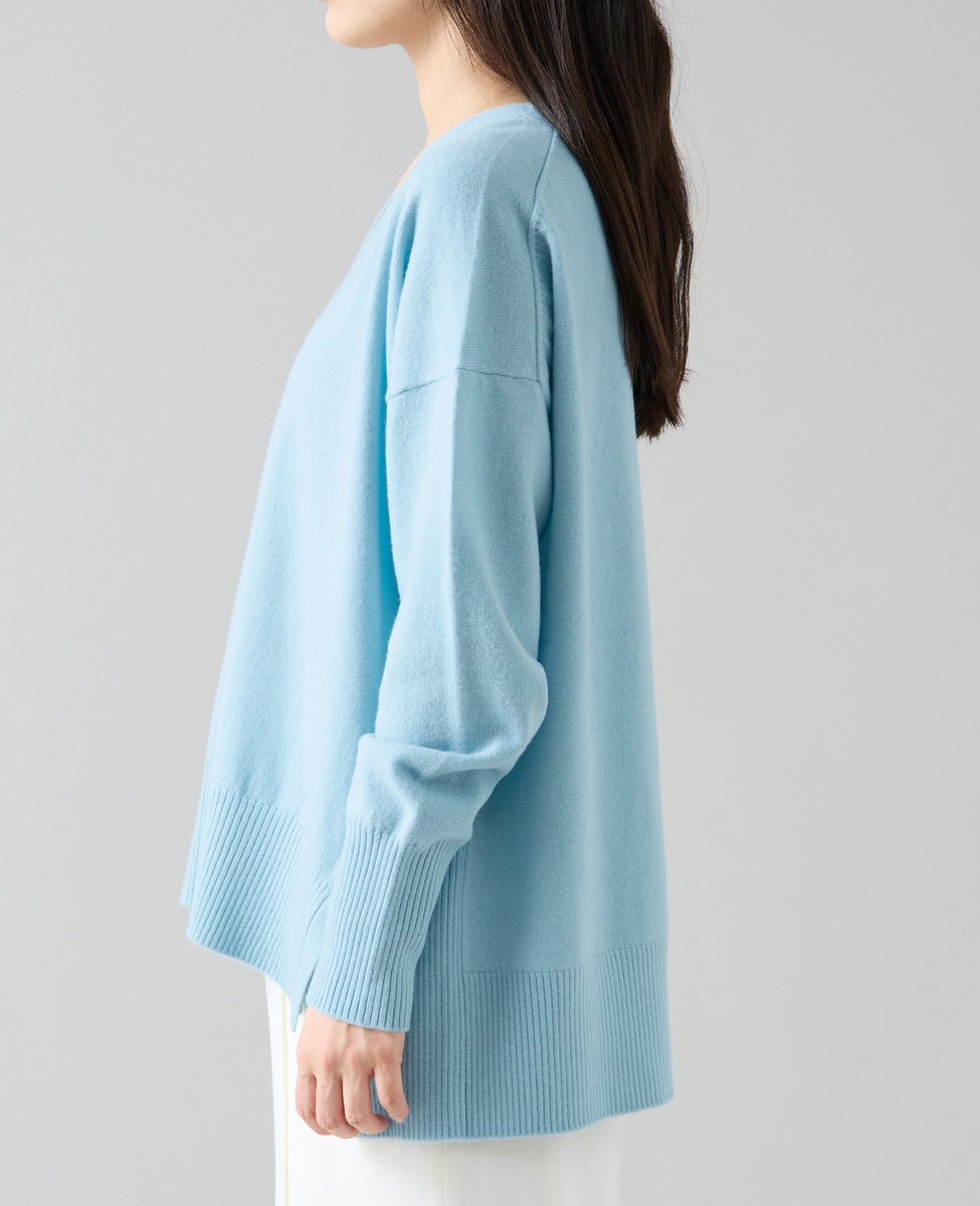 Vネックデザインスリットニット｜TIARA（ティアラ）｜商品詳細