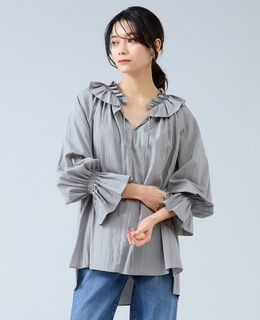 フリルネックブラウス
