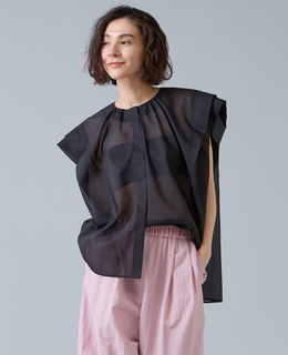シアーフリルブラウス