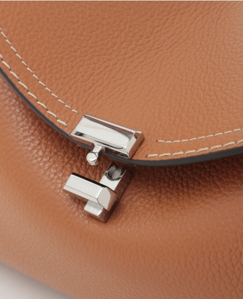 【TOTEME/トーテム】T-Lock grained-leather clutch 詳細画像 タン 5