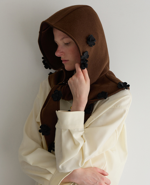 【MARGE/マージ】Wool flower motif hooded scarf 詳細画像 ブラウン 1