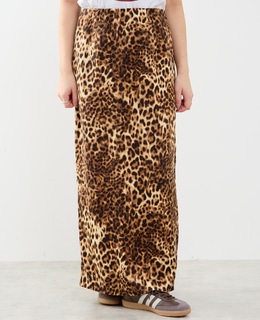 上品な光沢感のIラインスカート