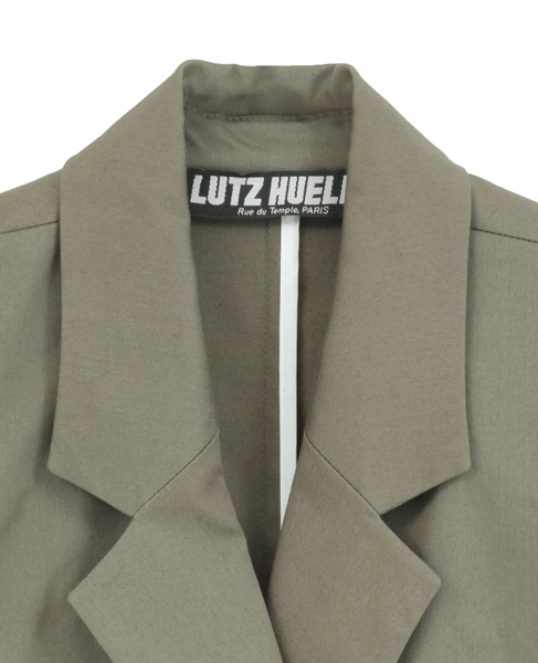 【LUTZ HUELLE/ルッツヒュエル】テーラードダブルジレ 詳細画像 カーキ 3