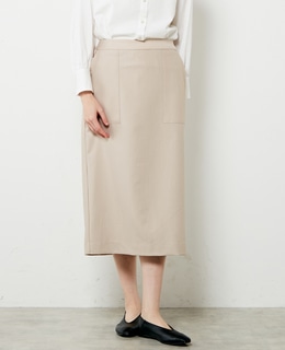 【ミニマルなデザインが魅力的なタイトスカート】