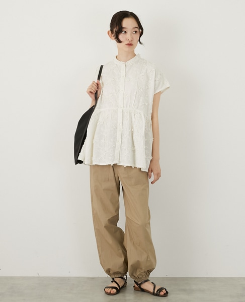 【コットンローン3D刺しゅうバンドカラーブラウス】 詳細画像 キナリ 2