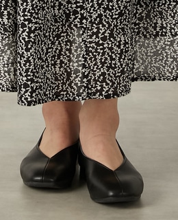 Vカットフラットシューズ