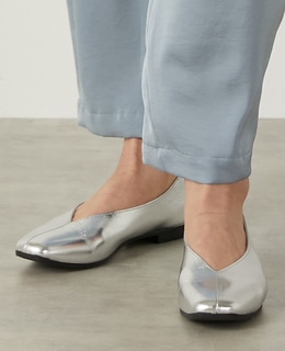 Vカットフラットシューズ