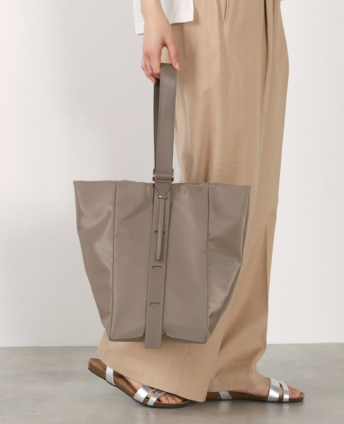 【ナイロンスクエアショルダーバッグ】 詳細画像 グレイッシュベージュ 1