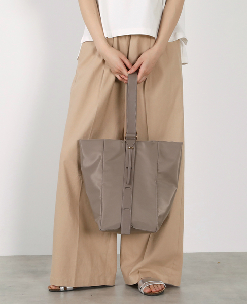 【ナイロンスクエアショルダーバッグ】 詳細画像 グレイッシュベージュ 2