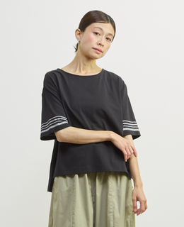 【袖刺しゅうプルオーバー】