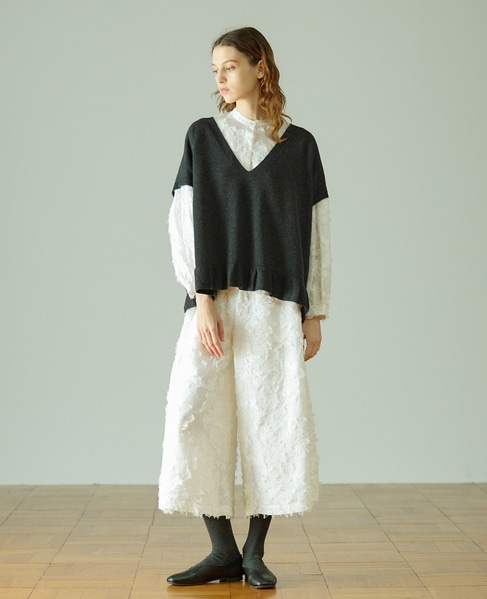 【LOURMARIN】裾フリルVネックジレ 詳細画像 チャコールグレー 2