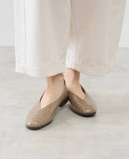 Vカットフラットシューズ