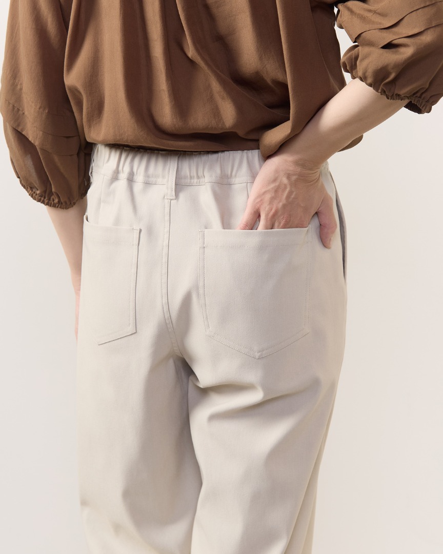 ストレートパンツ後姿