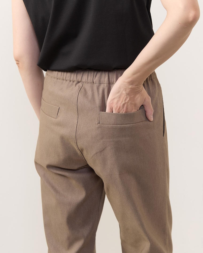 テーパードパンツ後姿