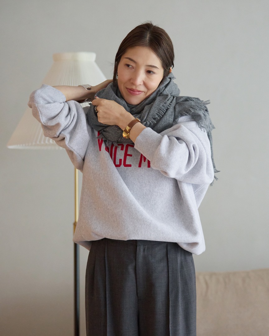Airy Stoleを首元にふんわりと巻き終えた様子