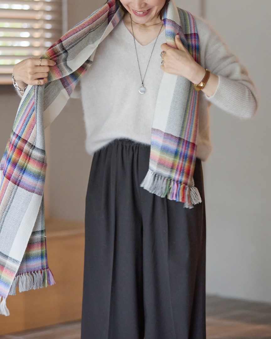 Multi-Color Scarfを首に掛ける様子（巻き方プロセス）