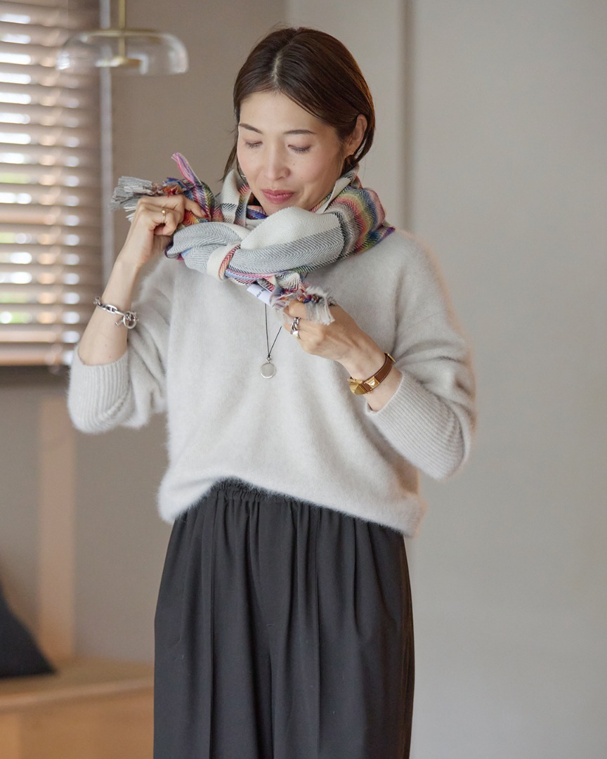 Multi-Color Scarfを首元で結ぶ様子（巻き方プロセス）