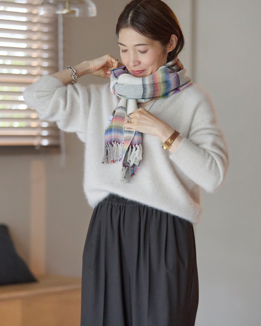 Multi-Color Scarfを巻いて形を整える様子（巻き方プロセス）