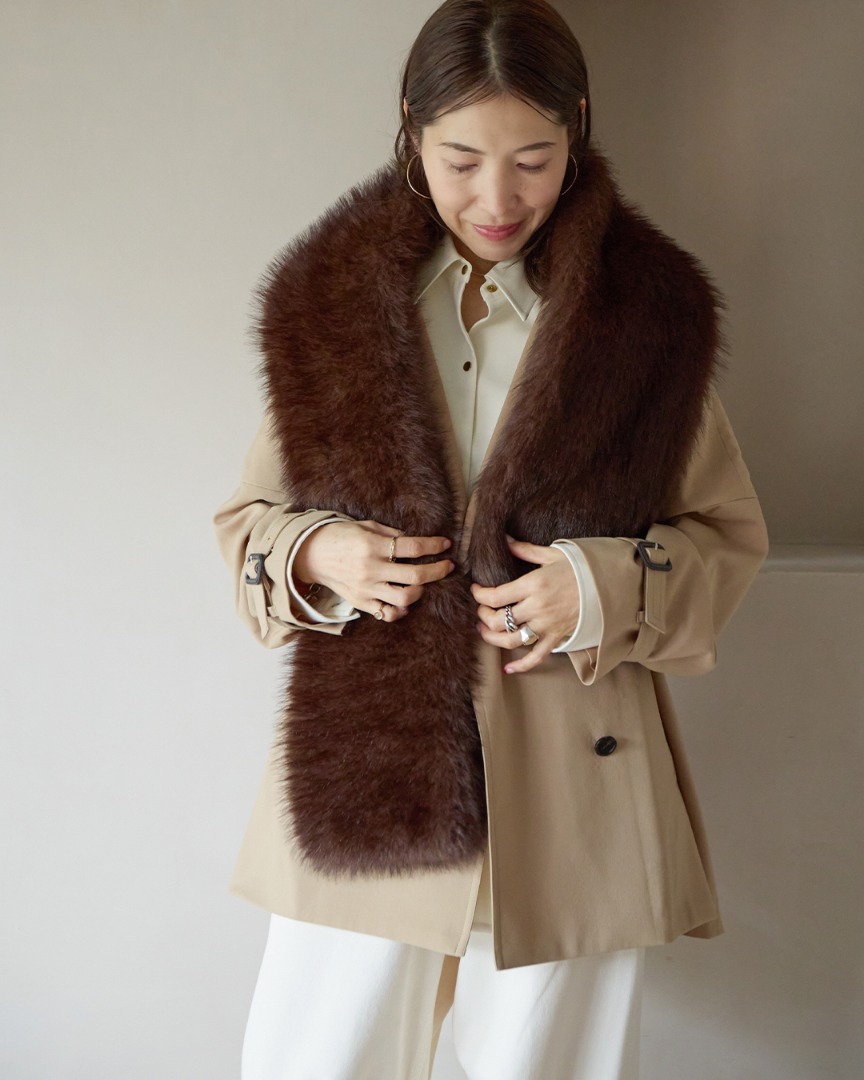 Fur Tippetを合わせ、顔まわりを華やかに演出したコーディネート