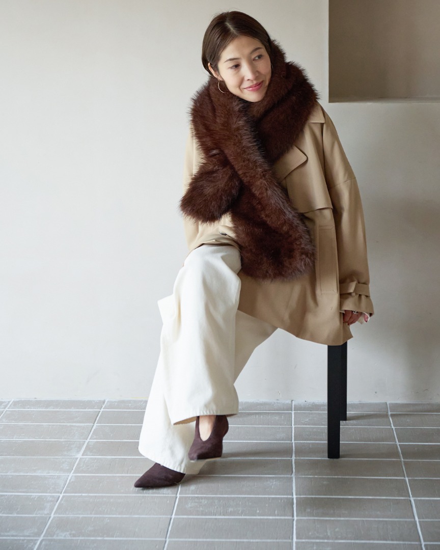 Fur Tippetコーディネートの全身シルエット（座り姿）