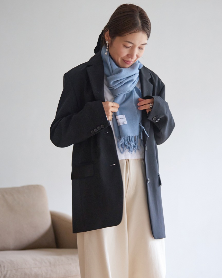 小さめサイズのAccent Color Scarfを首元に巻き、コーディネートの差し色にしたスタイリング