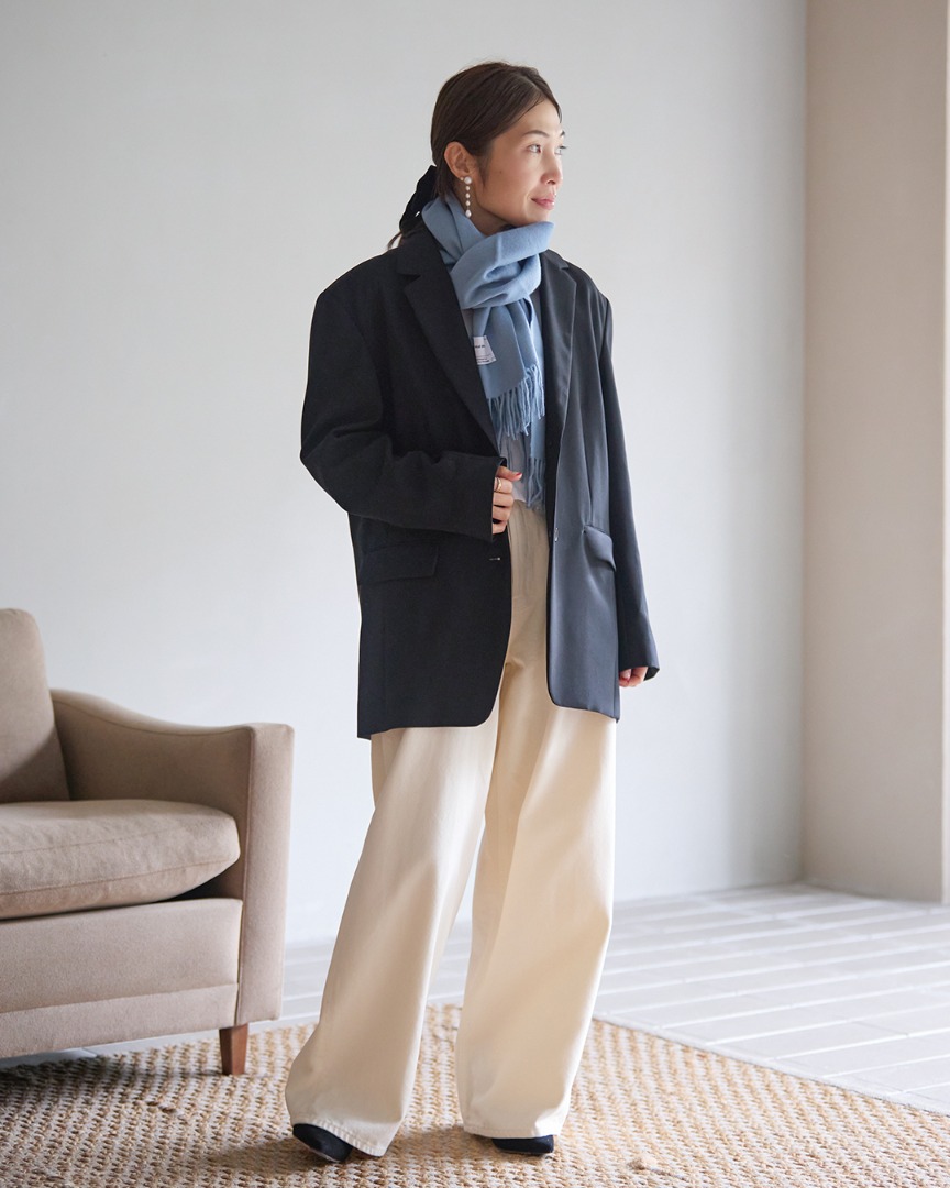 Accent Color Scarfを合わせた全身のシルエット（サイド）